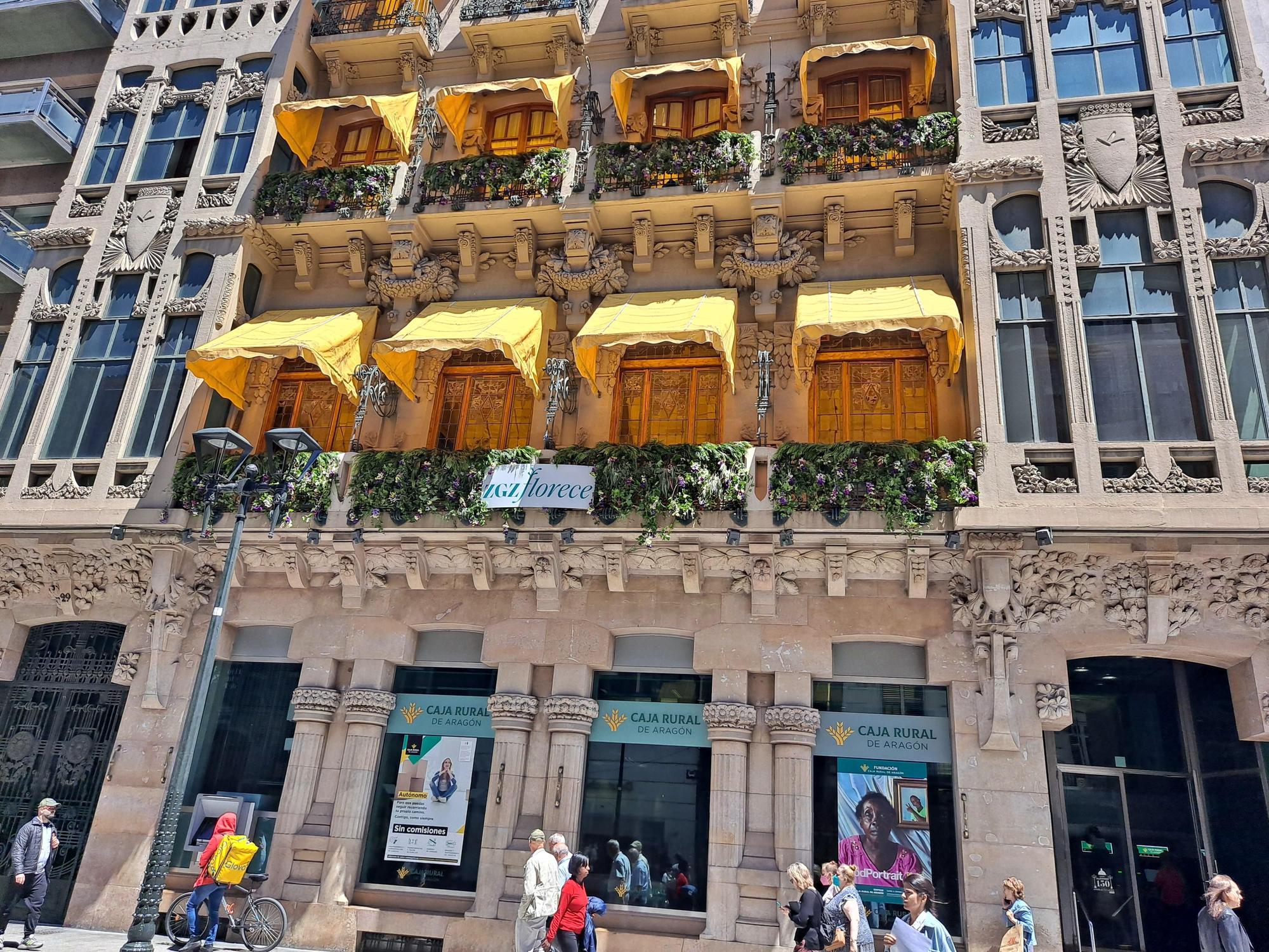 La Caja Rural ha adornado también su edificio junto a la Plaza de España