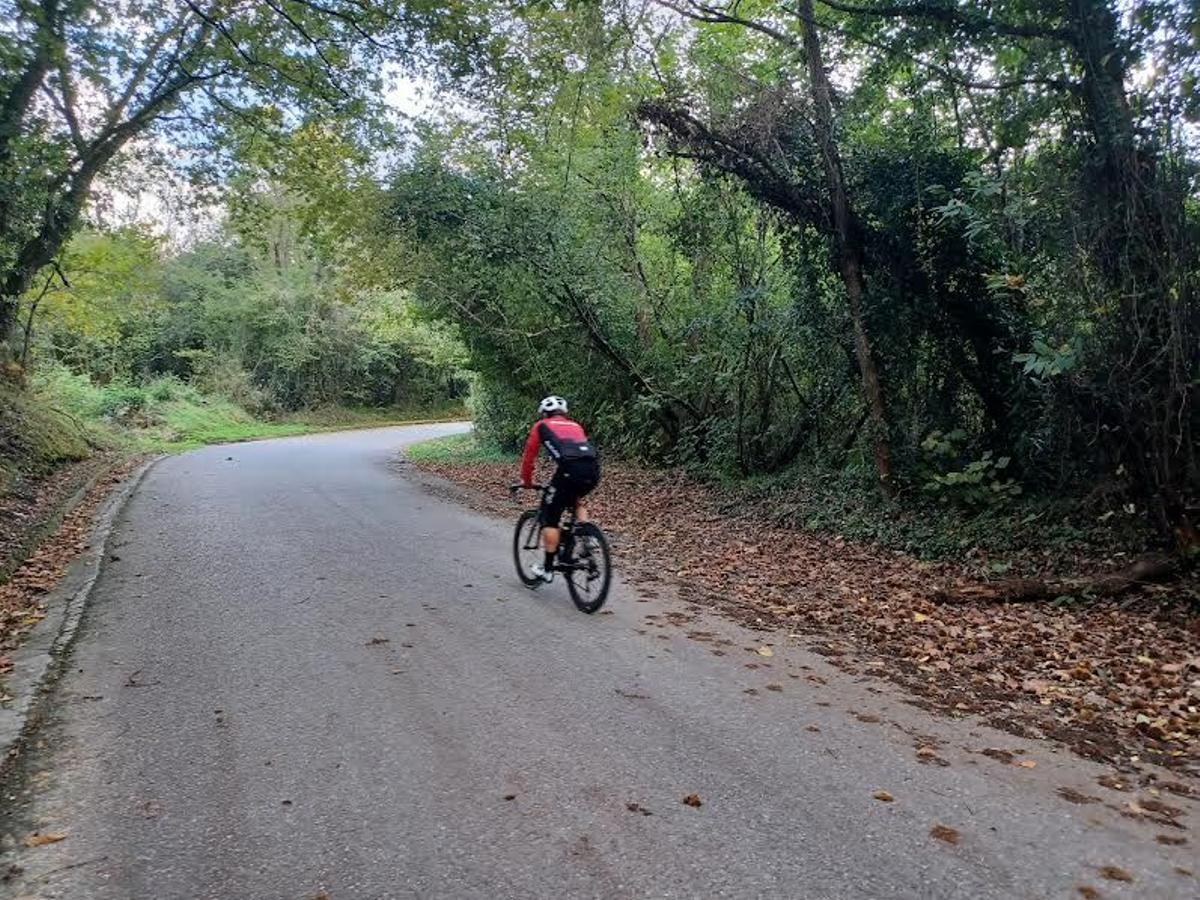 Un ciclista por un sendero de un pueblo