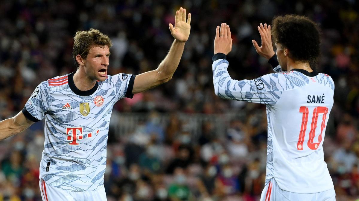 Thomas Müller celebra el primer gol del Bayern con Leroy Sane