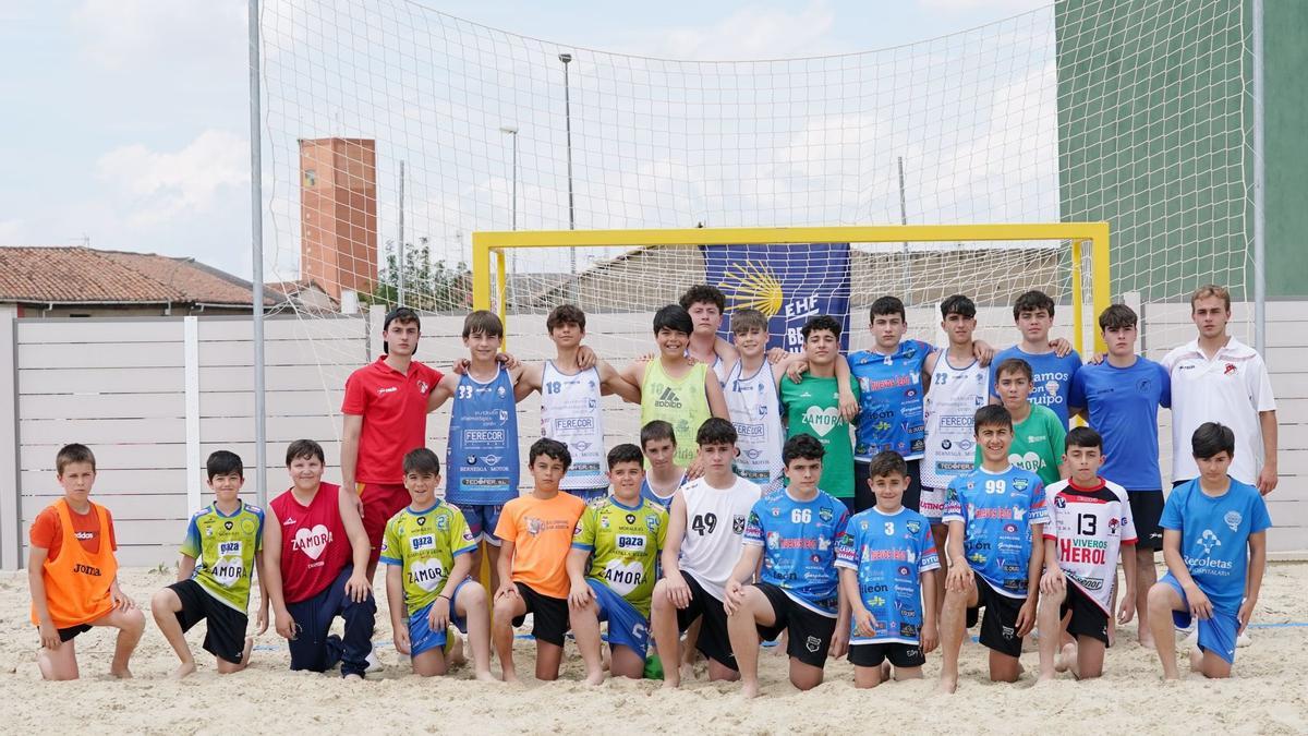 Varios participantes de la jornada de balonmano playa posan juntos, incluyendo jugadores del BM Zamora.