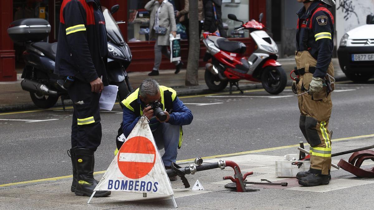 Investigación policial de una boca de incendios tras el incendio que mató a Eloy Palacio. Investigación policial de una boca de incendios tras el incendio que mató a Eloy Palacio.