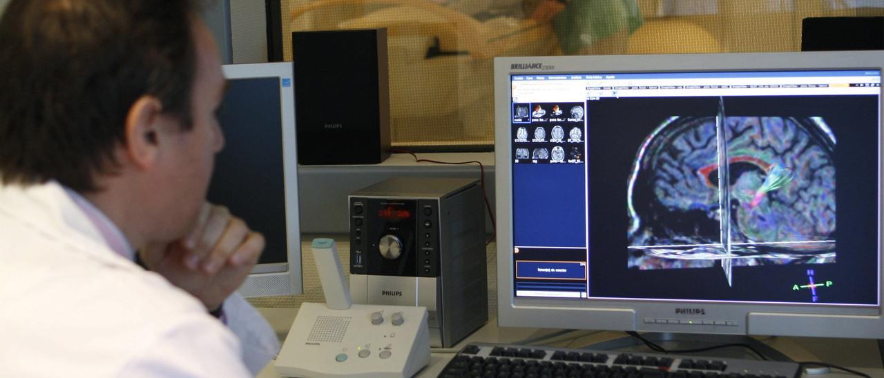 Pruebas diagnósticas a un paciente en un hospital.