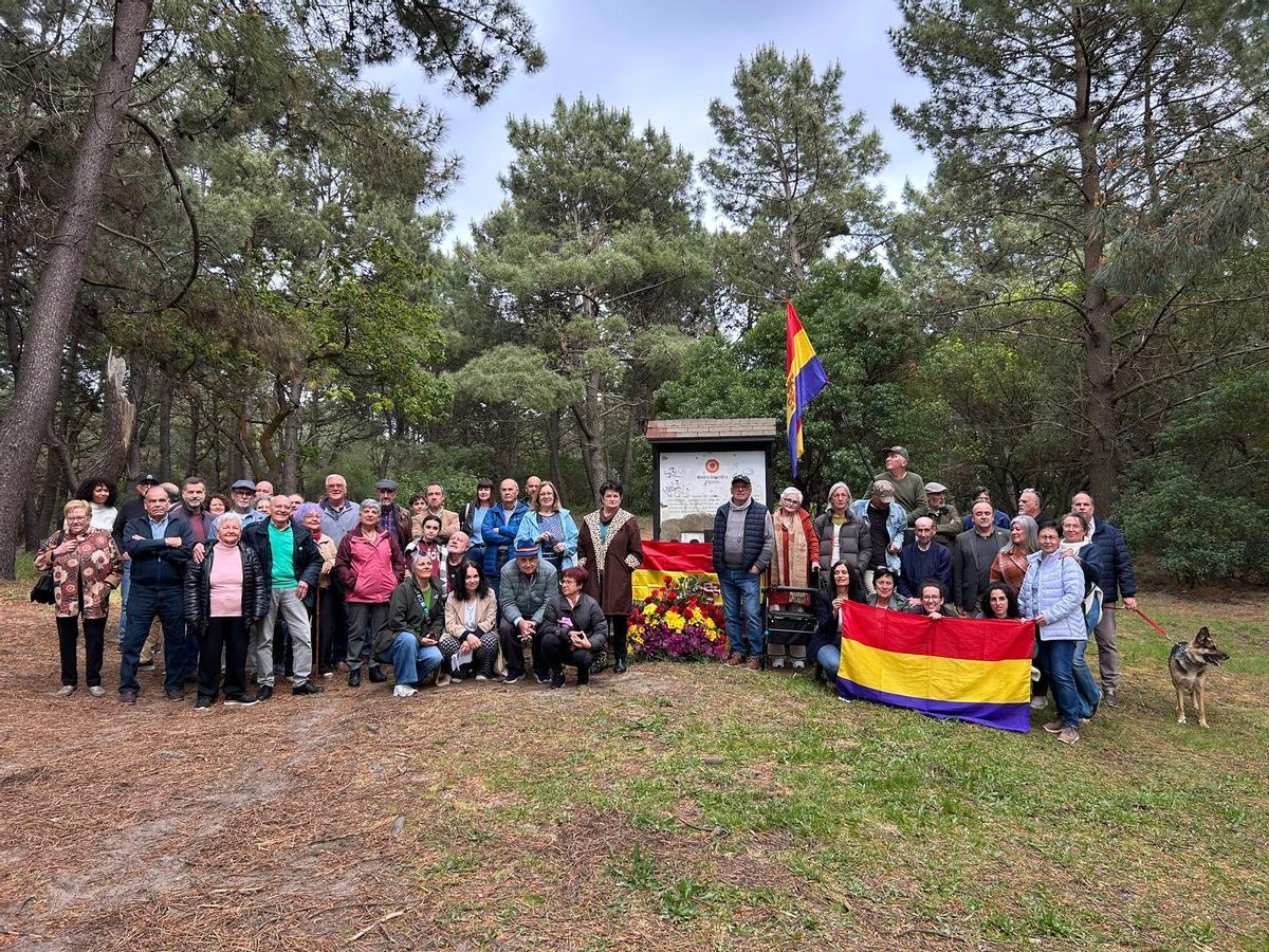 Asistentes al acto en recuerdo a la II República frente al monolito del Pinar de Salinas.