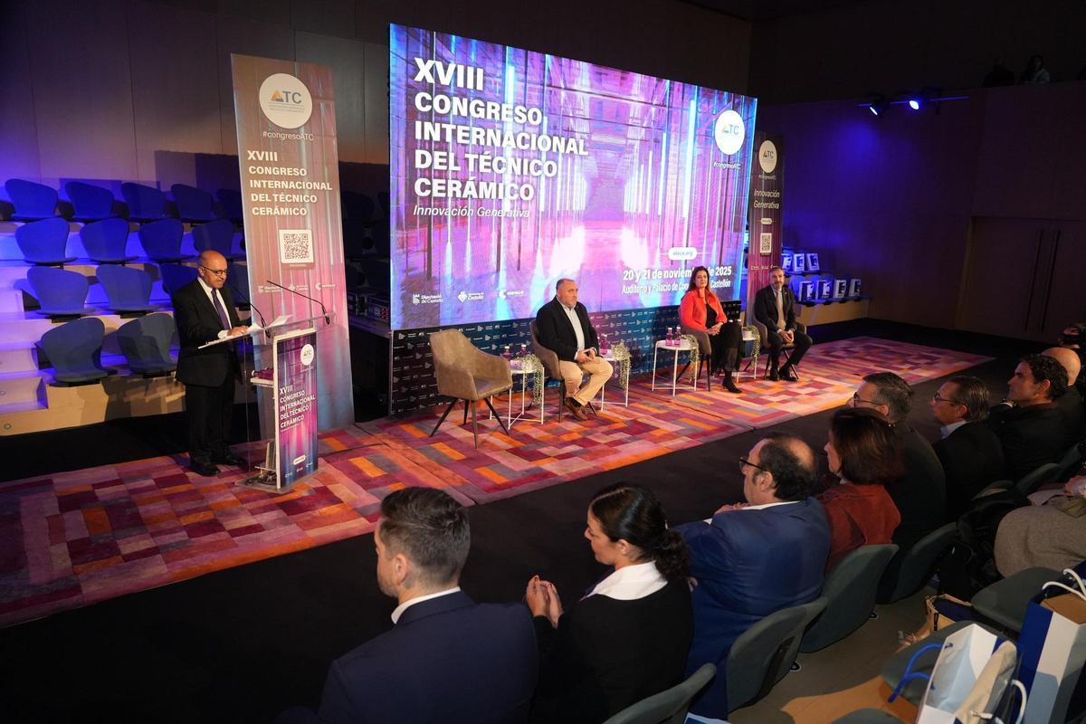 Las autoridades han estado presentes en la primera jornada del congreso cerámico de la ATC.