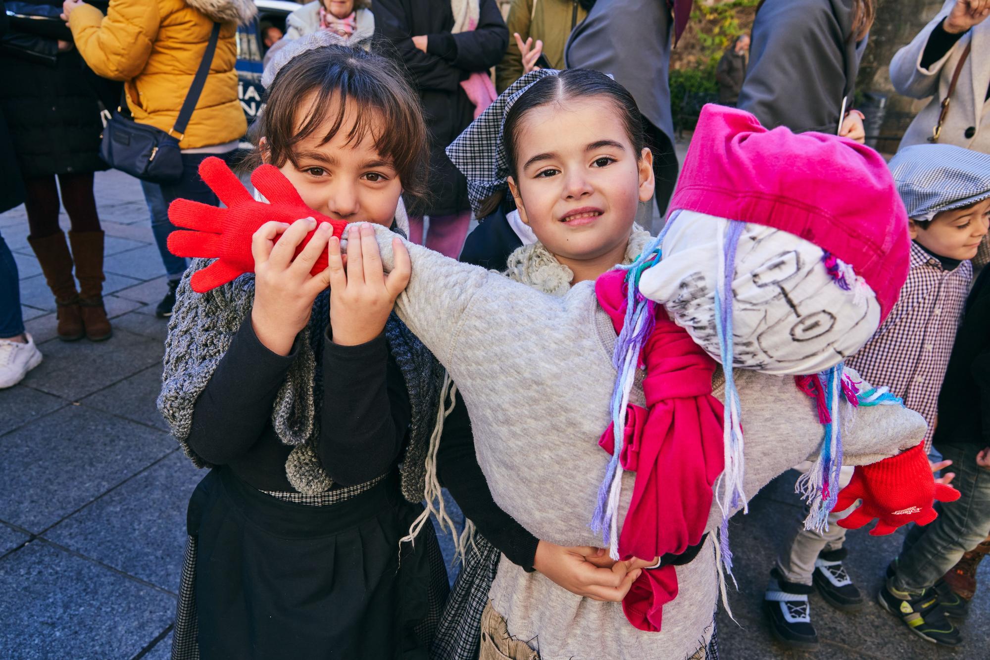 GALERÍA | Así ha sido la quema del tradicional pelele en Cáceres