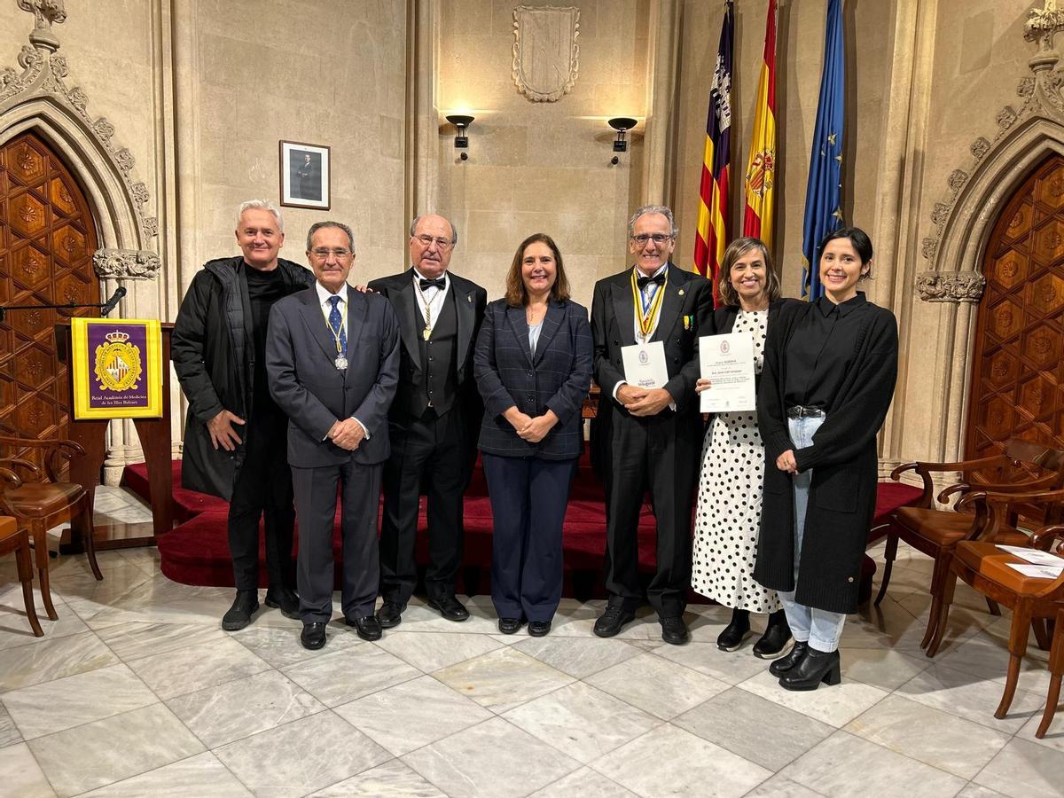 Foto de familia de los premiados con la consellera de Salud, Manuela García, en el centro