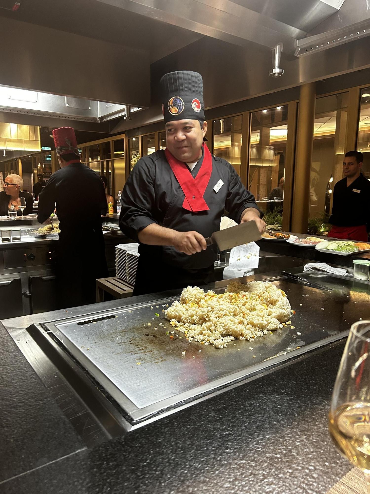 El restaurante Teppanyaki del Costa Toscana, donde ofrecen cocina con espectáculo