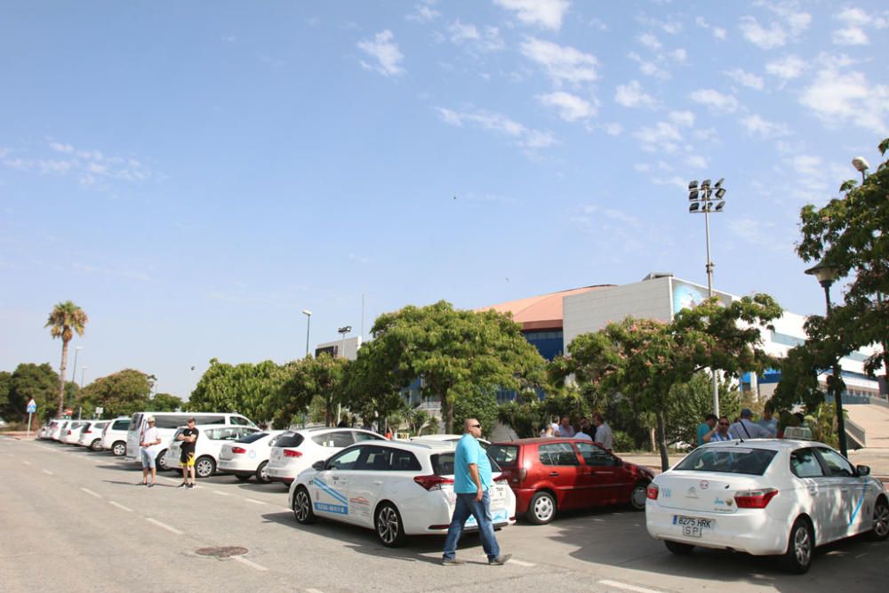 Los taxistas de Málaga se han reunido en los alrededores del Martín Carpena para iniciar una marcha de protesta que les llevará al centro de Málaga.