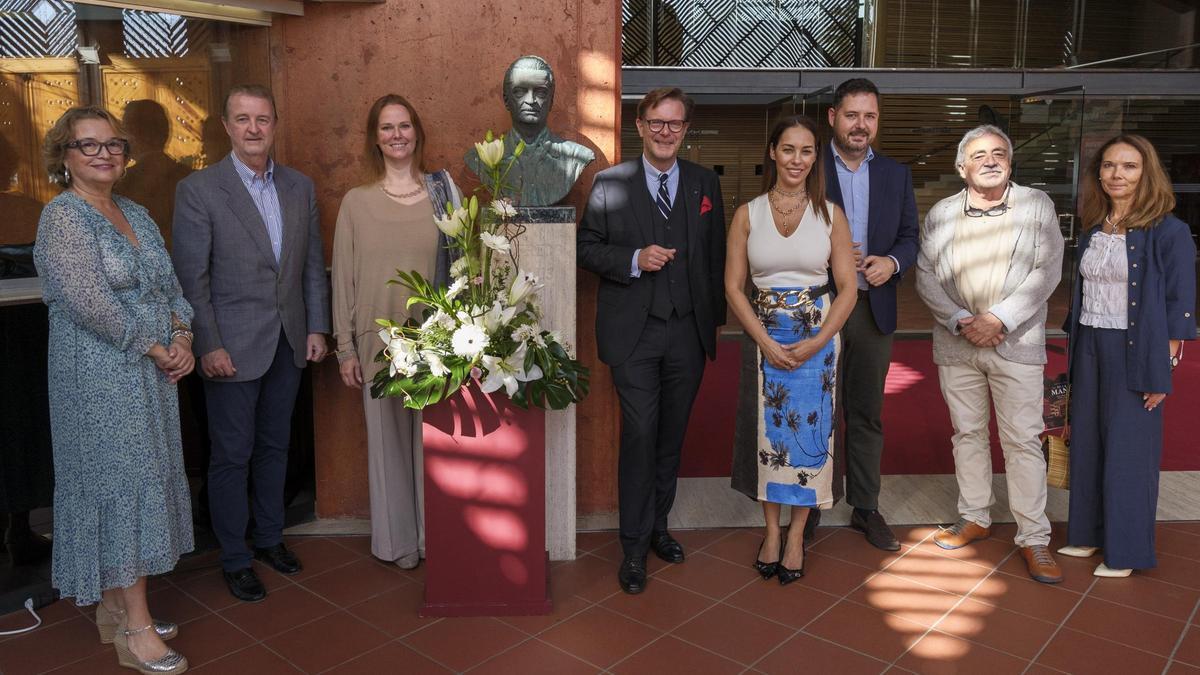 Un momento de la ofrenda floral en el auditorio Alfredo Kraus