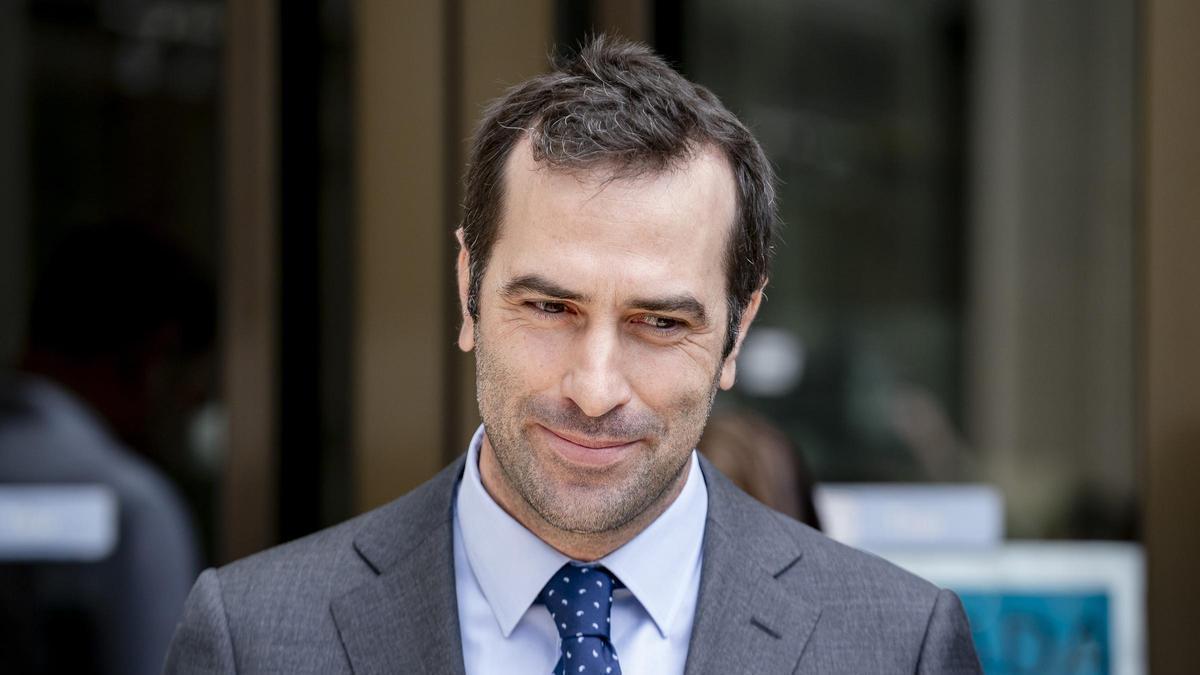 Archivo - El ministro de Economía, Comercio y Empresa, Carlos Cuerpo, atiende a los medios de comunicación, en el Ministerio de Economía, Comercio y Empresa, a 15 de mayo de 2024, en Madrid (España).