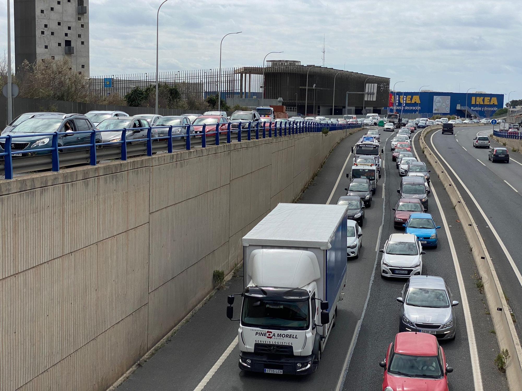 Gran atasco en la Vía de Cintura de Palma a consecuancia de un camión averiado