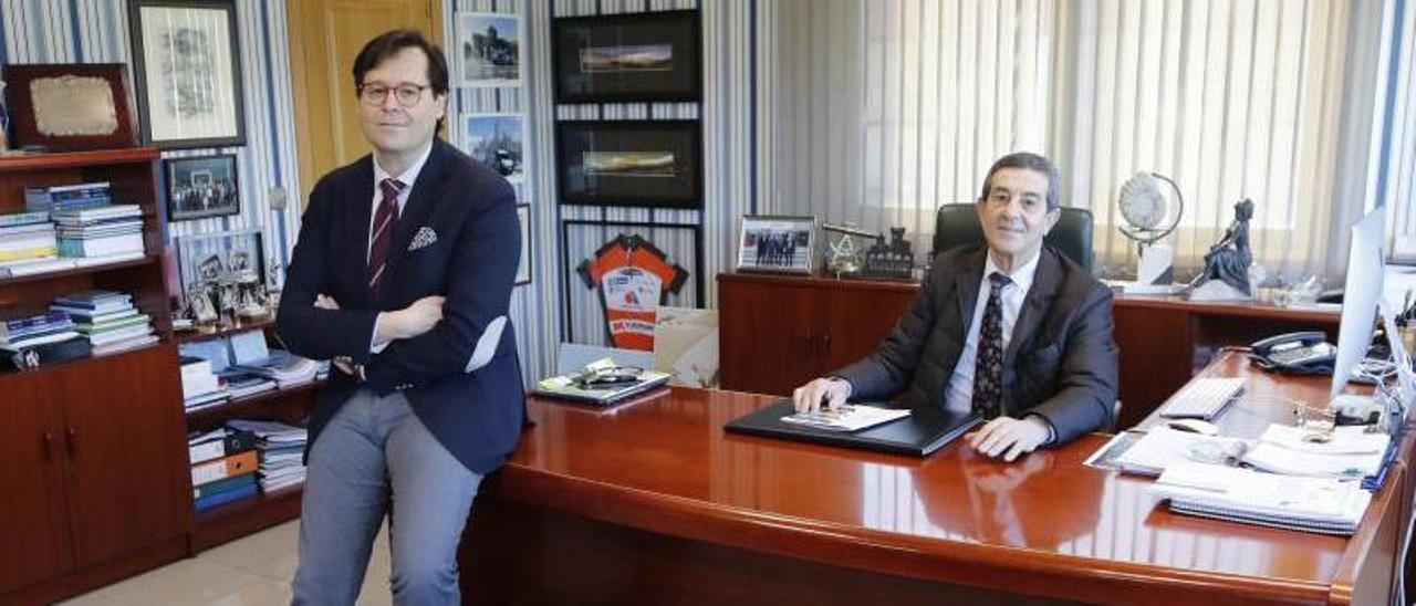 Indalecio Cuevas junto a su 
hijo Saúl, CEO de la firma,
a la izquierda.   | // ALBA VILLAR