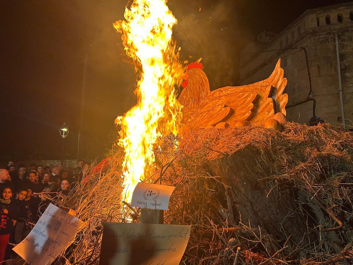 Un 'fogueró' ardiendo en Petra.