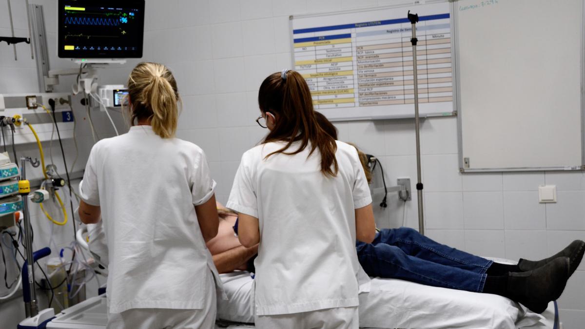 Dues infermeres atenen un pacient, en una imatge d'arxiu.