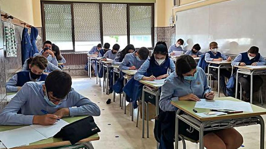 A la izquierda, alumnos del  Colegio Internacional Meres. Abajo, escolares del centro internacional durante un examen de idiomas.  | Fotos cedidas a LNE