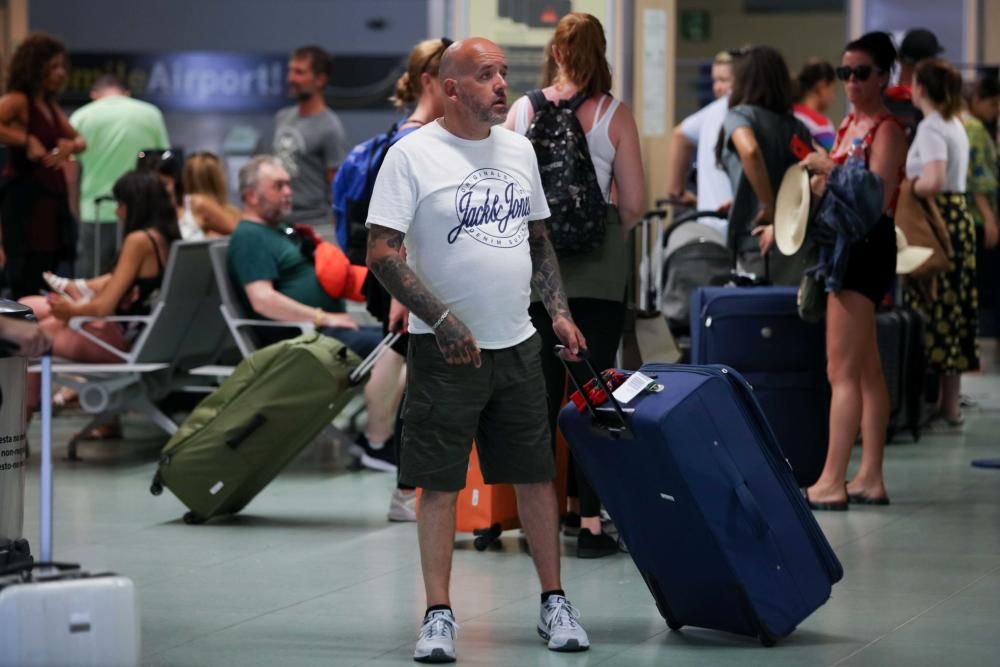 Los trabajadores del aeropuerto explican cómo notan el aumento de turistas que experimenta la isla estas semanas