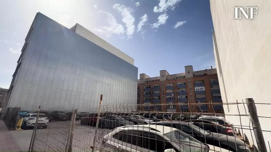 Solar municipal cedido por el Ayuntamiento para ampliar el Palacio de Justicia y que el personal judicial y la guardia civil emplean como aparcamiento gratuito