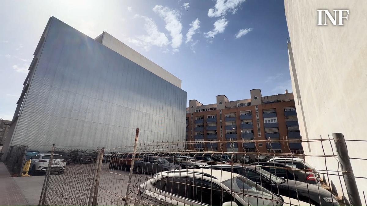 Solar municipal cedido por el Ayuntamiento para ampliar el Palacio de Justicia y que el personal judicial y la guardia civil emplean como aparcamiento gratuito