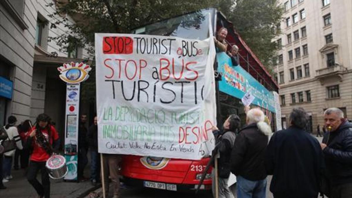 Protesta ciudadana 8Acto contra el bus turístico en la plaza de Antoni Maura.