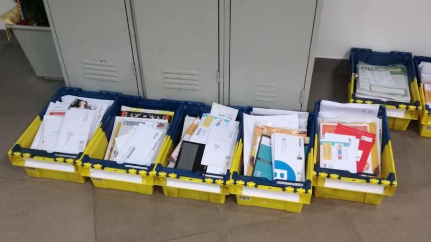 Caixes plenes de correspondència pendent de repartir