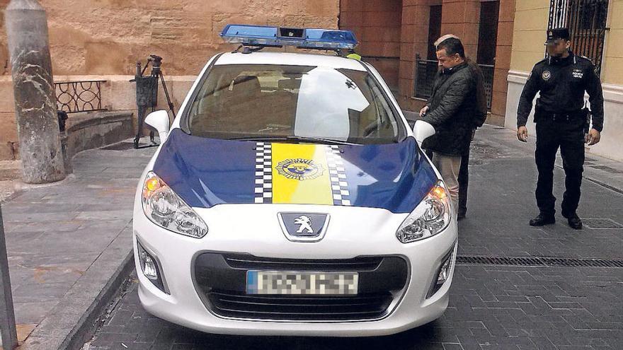 Imagen de un coche patrulla de la Policía Local de Callosa a las puertas del Ayuntamiento.