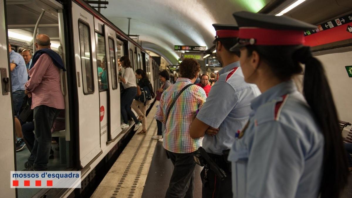 Archivo - Mossos d'Esquadra en el Metro de Barcelona, en una imagen de archivo