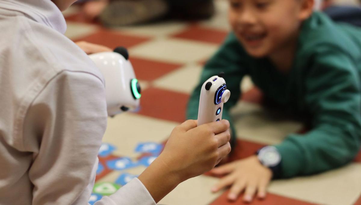 Alumnos del colegio Cierva Peñafiel de Murcia, este martes con robots que a partir de ahora convivirán con ellos en el aula.  | NEO EKAI CABRERA NADAL