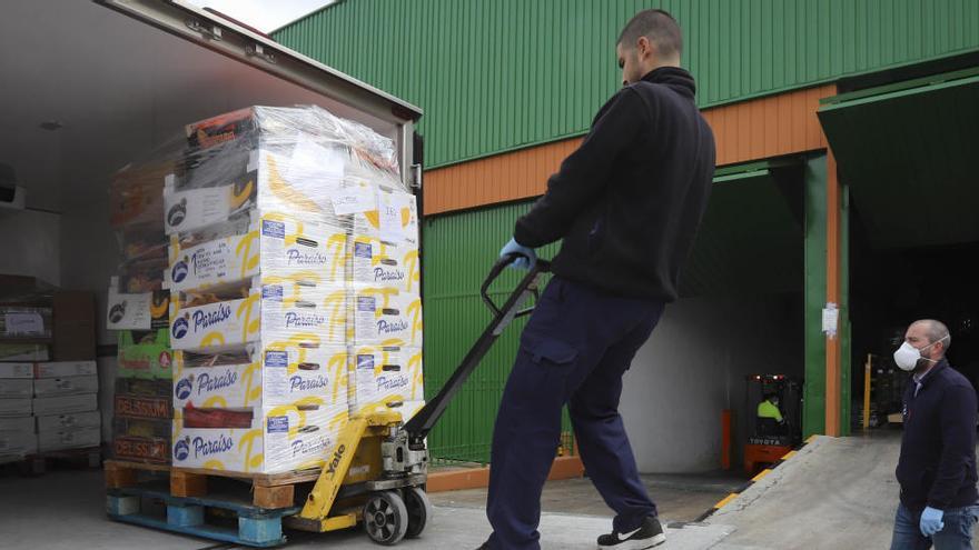 Dos trabajadores en un polígono de Valencia.