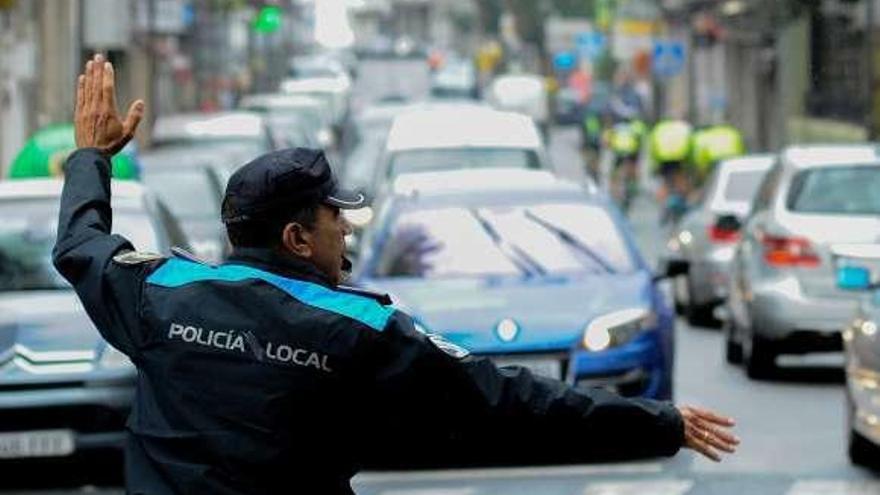 Un policía regula el tráfico en Caldas. // Iñaki Abella