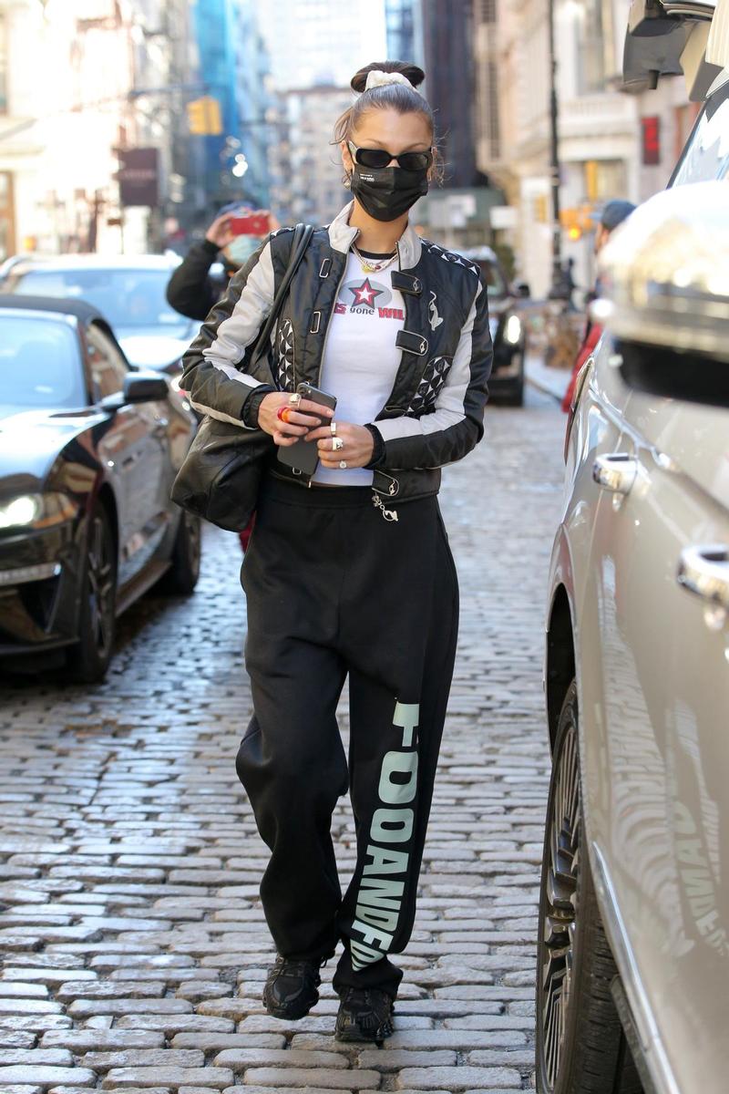 Bella Hadid con una cazadora biker en Nueva York