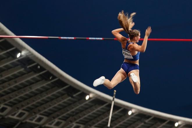 La canadiense Alysha Newman compite en el salto con pértiga femenino durante la competencia IAAF Diamond League en el estadio Charlety, en París.