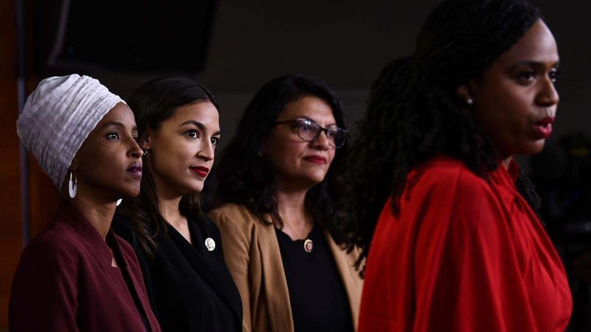 Ayanna Pressley habla ante la mirada de Ilhan Omar, Alexandria Ocasio-Cortez y Rashida Tlaib, en una rueda de prensa en julio del 2019.