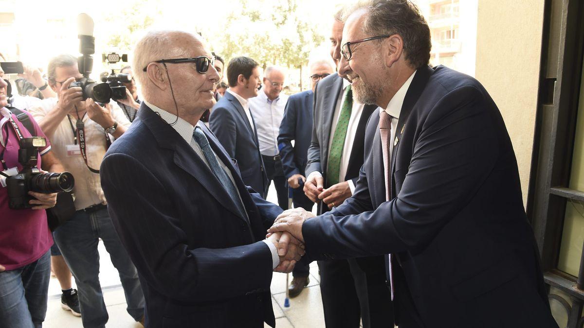 Joaquín Farnós, con el actual presidente de la Diputación de Castelló, José Martí.