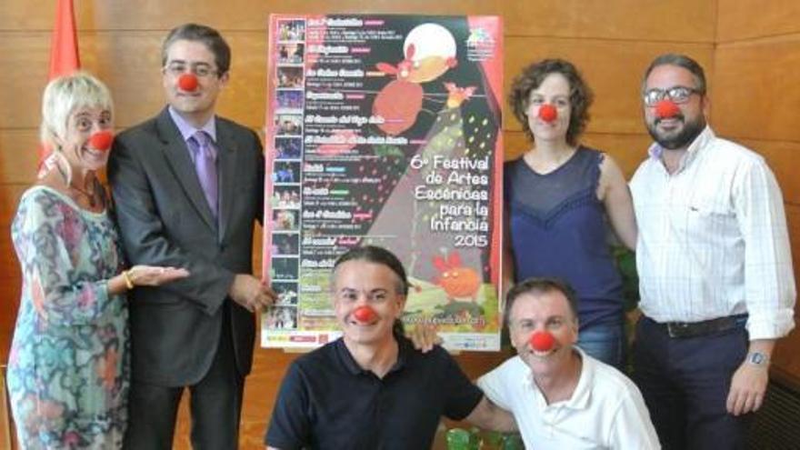 Representantes de Pupaclown, Fundación Cajamurcia y del Ayuntamiento, posan con las características narices rojas.