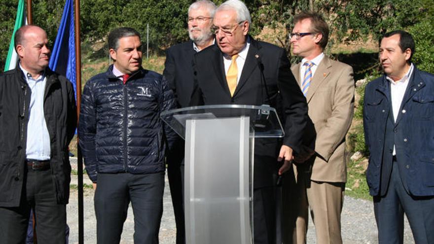 Al acto han asistido el delegado de la Junta, José Luis Ruiz Espejo, el presidente de la Diputación de Málaga, Elías Bendodo,  y los alcaldes de Álora, José Sánchez; Ardales, Juan Calderón, y Antequera, Manuel Barón.