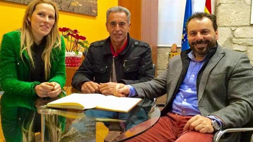 José Manuel Abascal, en su visita a Gondomar, con Lameiro y el alcalde.