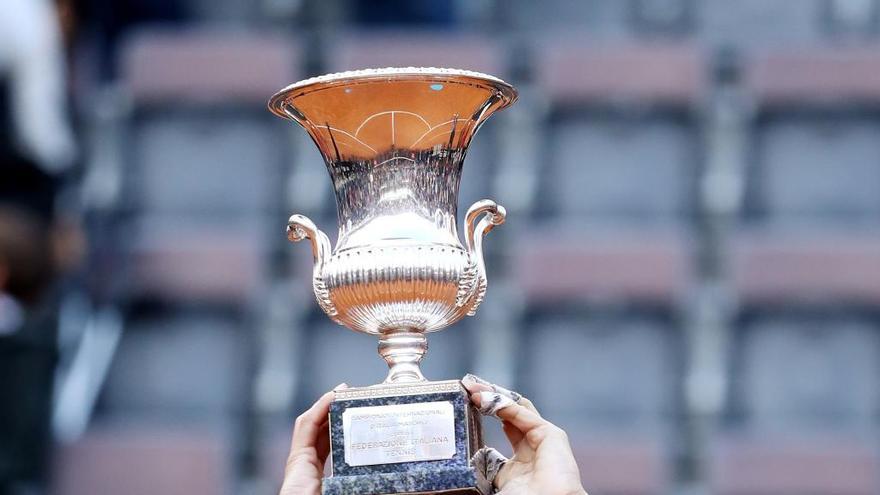 Nadal mira su trofeo en Roma.