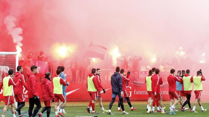 La plantilla del Sporting, en el entrenamiento del pasado sábado en El Molinón.