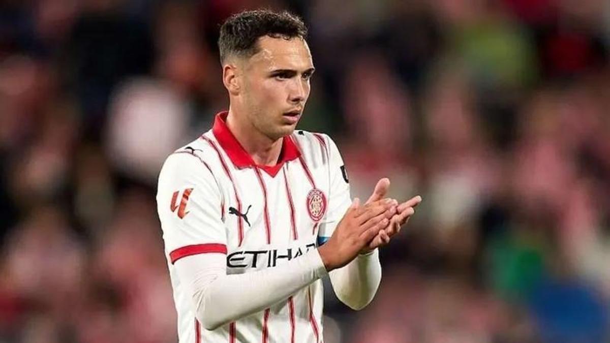 Arnau Martínez sonríe en Girona a la espera de un posible traspaso