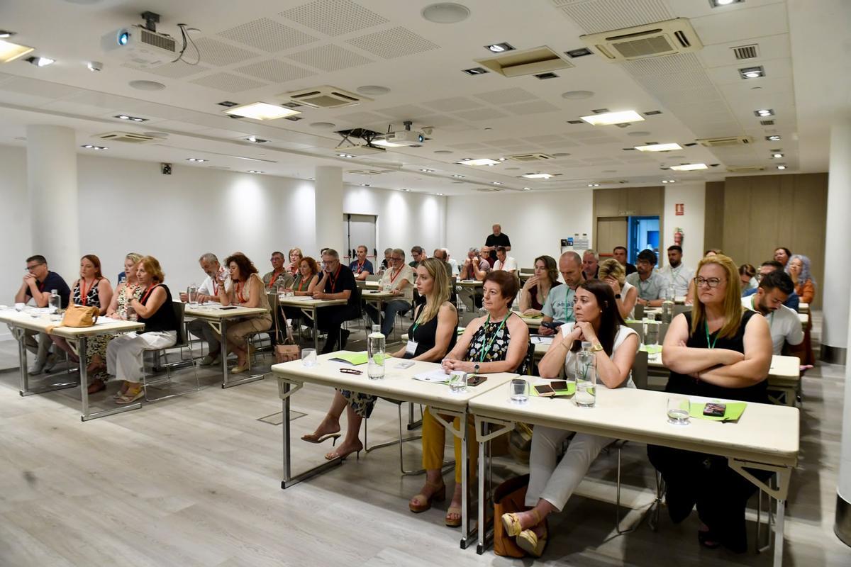 Asistentes a la jornada convocada por los dos sindicatos en el Hotel Agalia de Murcia.