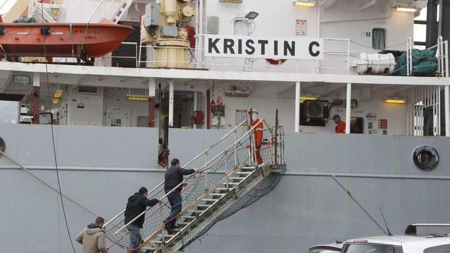 El buque &quot;Kristin C&quot; durante su estancia en el Puerto de Marín el pasado diciembre. // Santos Álvarez