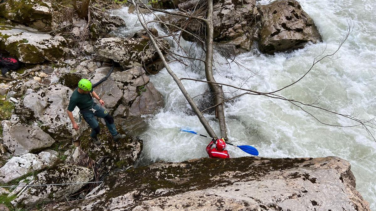 Localizan un cuerpo sin vida en el área de búsqueda del piragüista desaparecido en el río Deva