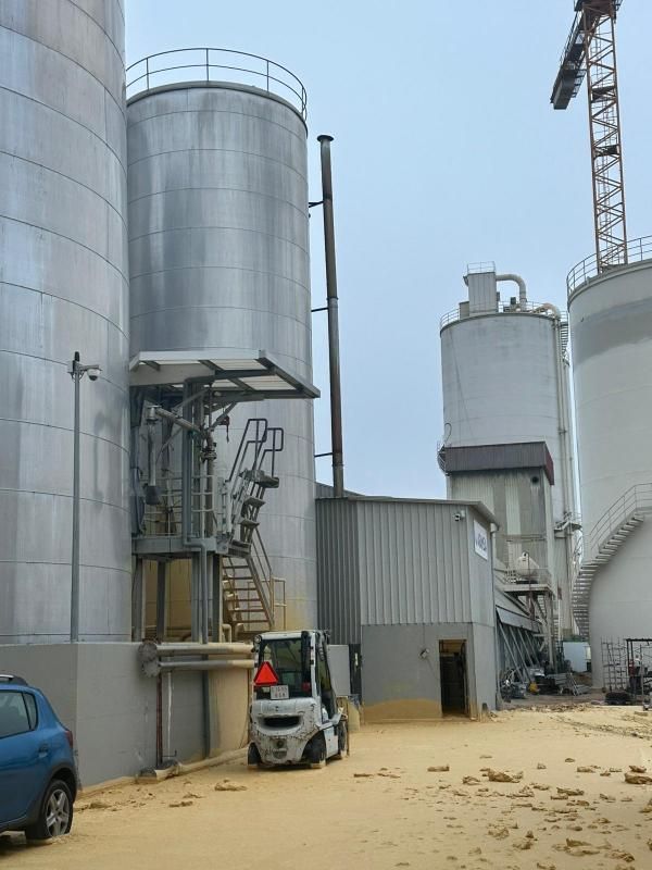 El aceite de palma mancha la ría de Vigo tras romper un tanque en el muelle de Guixar