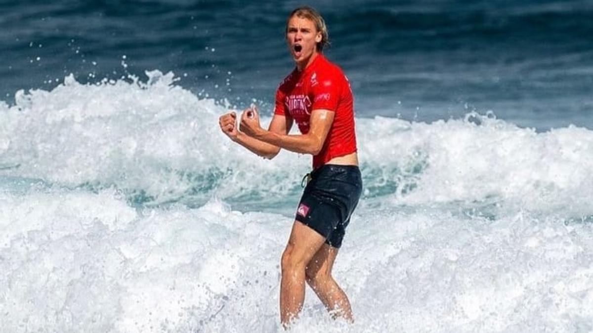 Tim Elter, un surfista canario con acento alemán se sube a la cresta de Teahupo'o.