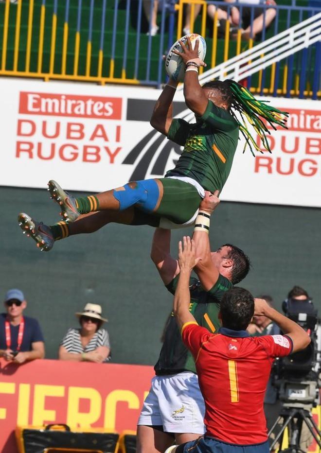 Rosko Specman recoge el balón durante las HSBC Dubai Sevens Series de rugby entre Sudafrica y España en The Sevens Stadium en Dubai.