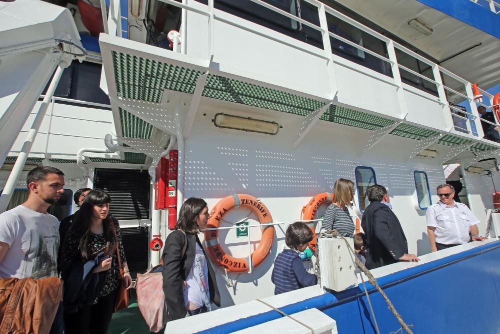 Decenas de curiosos visitaron los dos oceanográficos en Vigo // Marta G.Brea