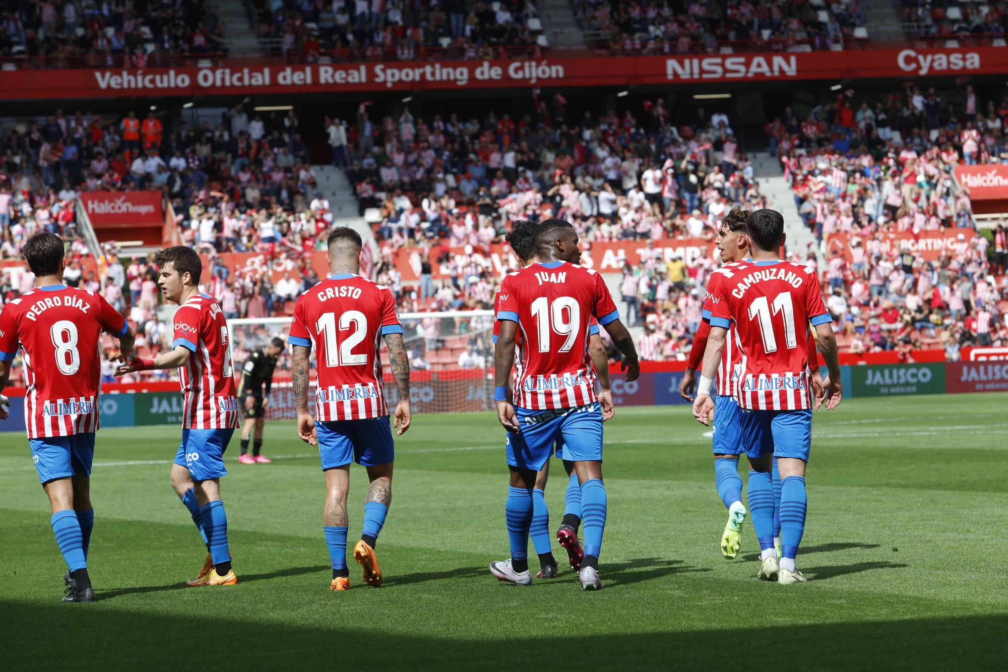 EN IMÁGENES: El Sporting vence al Lugo en El Molinón con un gran ambiente