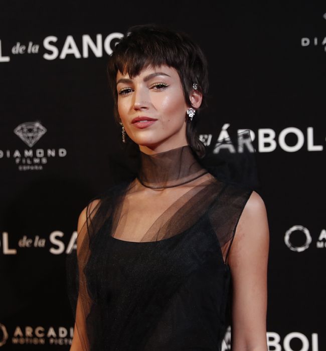 Úrsula Corberó con vestido negro y pendientes