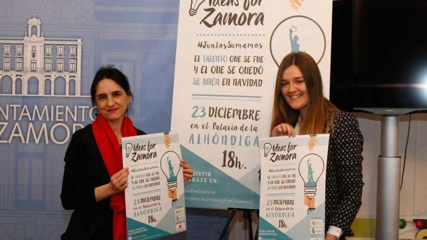 Soraya Merino (izquierda) y Patricia Fernández, con el cartel.