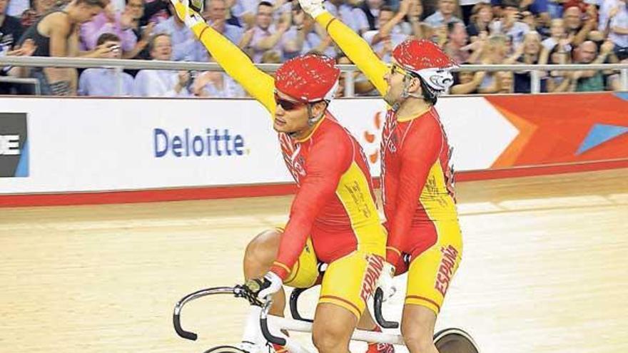 Antonio Villanueva y José Enrique Porto saludan al público del velódromo tras lograr el bronce. // G. Penny